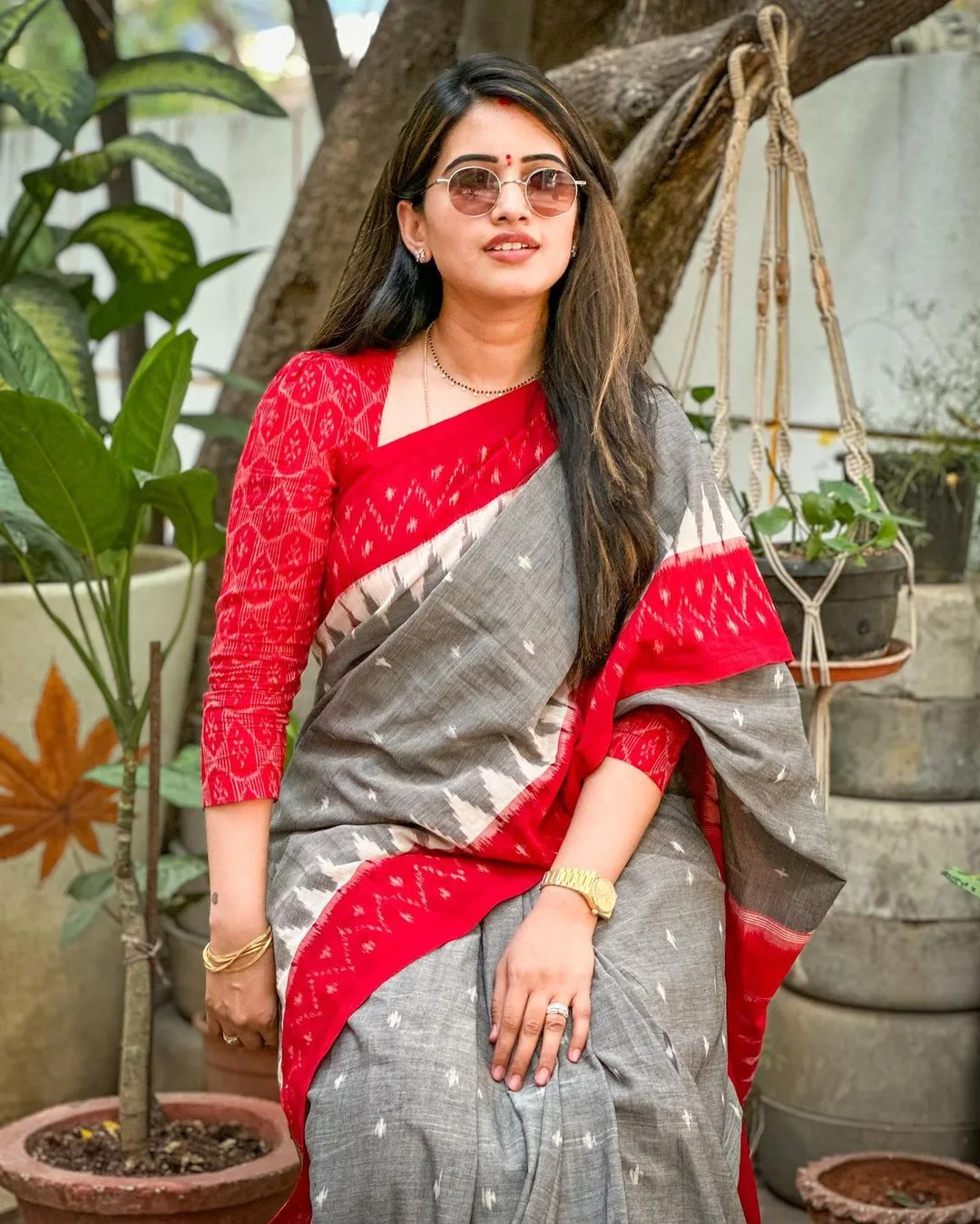 TELUGU TV ANCHOR SRAVANTHI CHOKARAPU STILLS IN BLACK SAREE RED BLOUSE 2